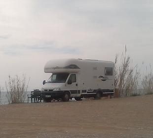 Camper vor dem Strand