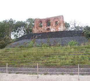 Ruine der Nikolai-Kirche vom Strand aus gesehen