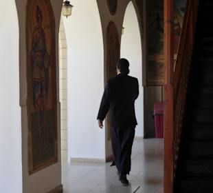 Kreuzgang mit Mönch