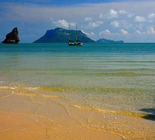 Blick auf die Yacht vom Strand 
