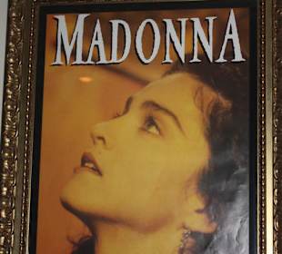 Ausstattung Café durch prominente Gegenstände