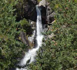 Blick beim Aufstieg auf den kleinen Wasserfall