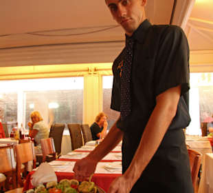 Serveren van de Paella