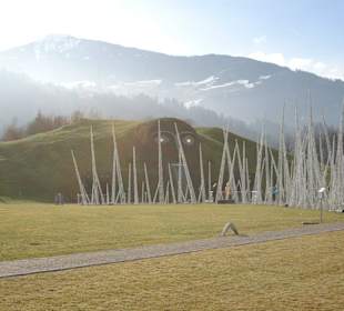 Ein Hügel in der Landschaft 
