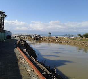 Im Hintergrund die neue Brücke
