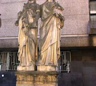 Zwei auf der linken Seite