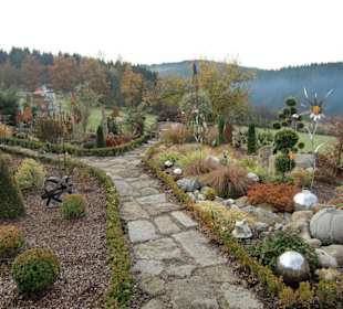 Gartenansicht mit Skulturen