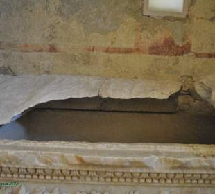 Grab mit Platte / Sarkophage