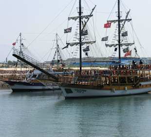 Schiffe im kleinen Hafen