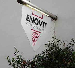 Das Firmenschild der Vinothek
