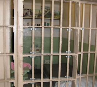 Eine etwas modernere Zelle, mit Radio!