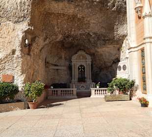 Altar vor der Kirche