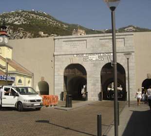 Vor dem Eingang in die Shoppingszene