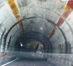 Plöckenpass Enge Tunnel Kratzer an der Decke