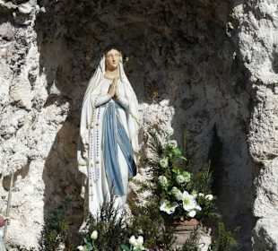 Maria in der Lourdes-Grotte
