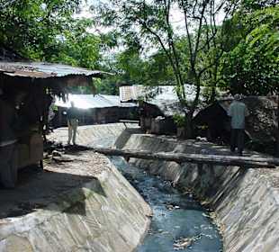 der Fluss im Schnitzerdorf