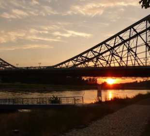 Sonnenuntergang an der Elbe und am Blauen Wunder