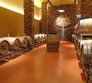 Blick in den Fassreifekeller der Hausbrauerei