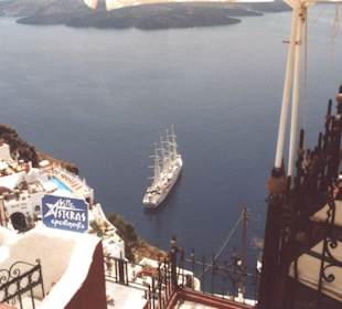 Ein Segelschiff an der Küste von Santorin 2