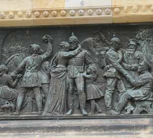 Beim Magdeburger Kriegerdenkmal im Fürstenwallpark