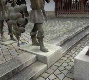 Brunnenplastik Traubenträger Linsenhofen