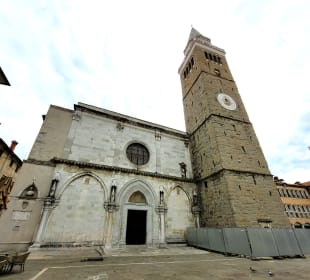 Kathedrale mit Glockenturm