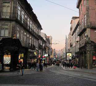 Shopmeile bei Dämmerung