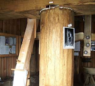 C.d. wnętrze zabytkowego wiatraka w Pudagli