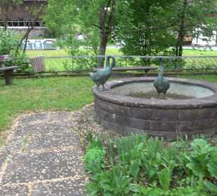 Taubenbrunnen bei der Kirche