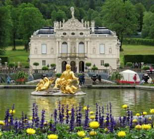 Schloss, umrahmt von Blumen