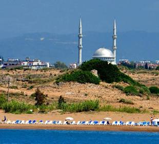 Blick vom Boot auf eine Moschee