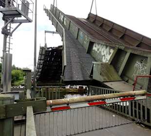 Öffnung der Rollklappbrücke