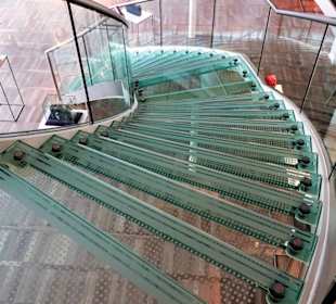 Gläserne Treppe in das Obergeschoss des Museums