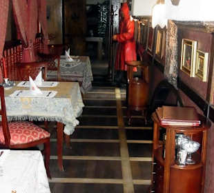 Galerie im 2. OG mit Henkerfigur im Hintergrund