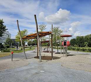 Spielplatz mit Sonnensegeln
