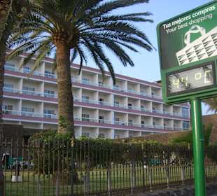 Temperaturanzeige vor einen Riu Hotel