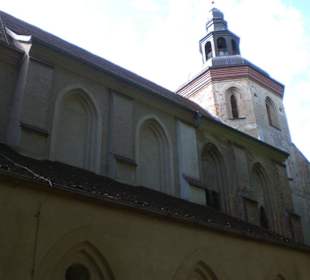 Kirche mit Turm.