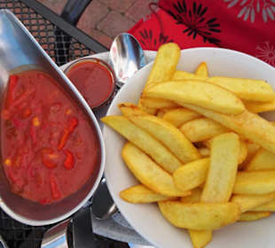 Sauce und Pommes zum Zigeunerschnitzel