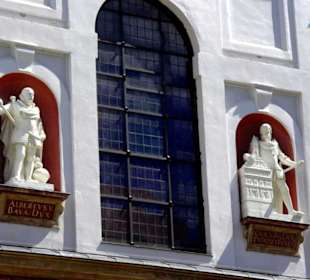 Die vielen Steinfiguren an der Front