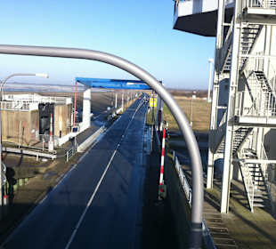 Die Autos fahren mitten durch