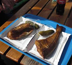 Frisch geräucher gibt´s am Strand