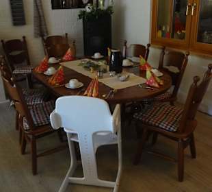 Frühstückstisch mit Kinderstuhl