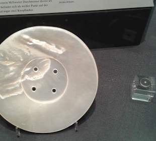 Der größte u. kleinste Perlmuttknopf der Welt