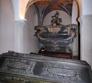 Sarkophage in der Krypta