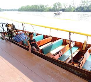 Mit dem Longtailboot zum Amphawa Floating Markt