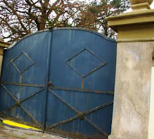 Geschlossene Haupttore am Schloß