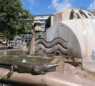 Beim 1983 errichteten Weltkugelbrunnen