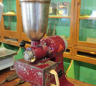 Im Kolonialwarenladen des Museums