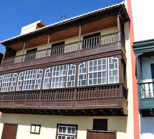 Typische Holzbalkone an der Avenida Maritima