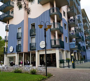 Das Café und Hotel dazu